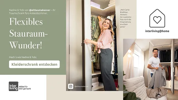 Paar zeigt flexibel einrichtbaren Kleiderschrank im Ankleidezimmer – Interliving@home.